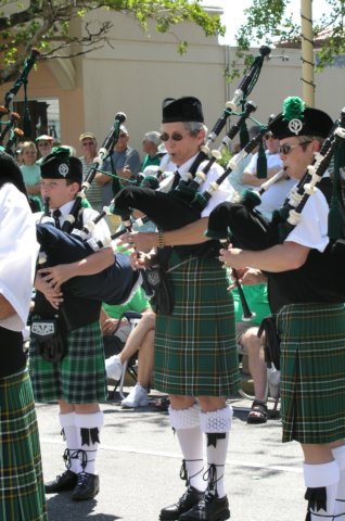 janetplaysbagpipesinnaplesflstpatricksdayparademarch20063.jpg